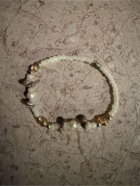 Delicate White and Gold Beaded Stretch Bracelet